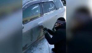 Les Russes ont une drôle de façon d'ouvrir leurs voitures lorsqu'ils perdent leurs clés !