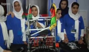 Six jeunes afghanes présentent leur robot aux États-Unis
