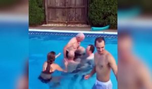 Un papi fait un incroyable saut dans une piscine !