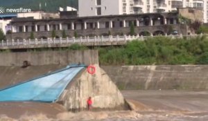 Un drone livre une bouée de sauvetage (Chine)