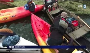 Environnement : l'association Solidex ramasse des déchets dans la Loire à bord de kayaks