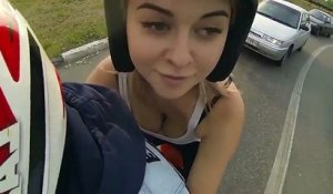 Une fille filme sa première course sur une moto !!