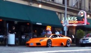 Rouler en BMX sur une Lamborghini en pleine rue