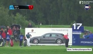 Il frappe sa balle de golf direct dans le trou sans toucher le sol !! Et gagne une Porsche...