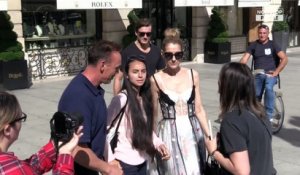 Céline Dion en pleine séance shopping avec Pepe Munoz à Paris (vidéo)