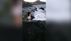 Une jeune femme glisse et finit dans l'eau !