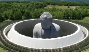 Ce buddha géant est caché dans un cimetière au Japon !