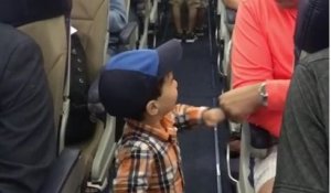Un enfant fait des checks aux passagers d'un avion