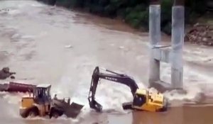 Bloqués dans les inondations ! Un ouvrier vient à leur secours avec une pelleteuse !