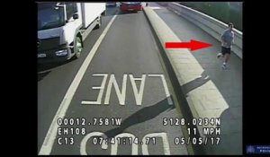 Londres: Les caméras de sécurité filment un jogger qui fait tomber une passante devant un bus et qui poursuit sa route