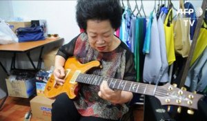 A 81 ans, une guitariste de rock fait sensation à Singapour