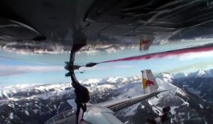 Ce parachutiste change d'avion en plein vol. Dingue - Red Bull Skydive -