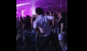 Ce fan d'Ariana Grande danse comme possédé en plein concert !