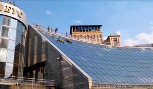 2 ukrainiens ivres chutent d'un toit après avoir voulu tenter une glissade