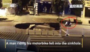 Un homme en scooter avalé par un trou géant dans la chaussée !