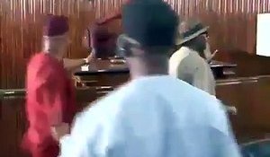 Vidéo incroyable d'une grosse bagarre dans un parlement. Regardez ce que fait le Président.