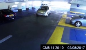 Il percute une voiture et se fait étaler par le conducteur en face (Vidéo)