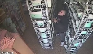 Un employé malchenceux cherche un dossier dans une étagère