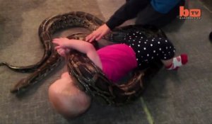 Quand ton bébé joue avec un python de 3m de long... Flippant non?