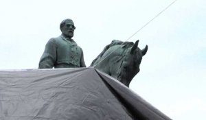 Charlottesville : la statue du général Lee recouverte de noir en hommage à Heather Heyer