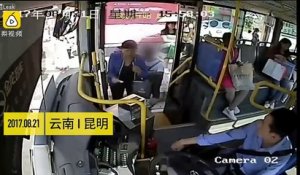 Un chauffeur de bus prends en flagrant délit un pickpocket