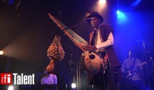 Abou Diarra joue Djarabi en concert au Hangar Ivry