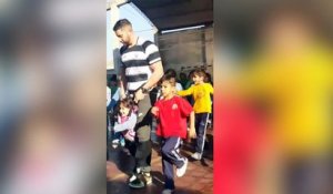 Un professeur de sport aide une élève handicapée à danser avec ses camarades !