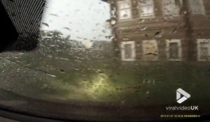 Il roule en voiture en pleine tornade dans son village