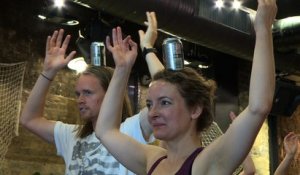 À Londres, des cours de yoga-bière dans les pubs