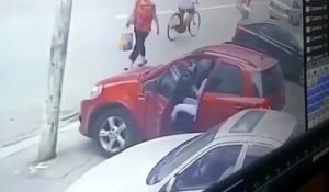 Une femme veut arrêter sa voiture avec sa jambe et c’est une mauvaise idée !