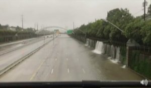 Une cascade sur une autoroute à Houston causée par l'ouragan Harvey !