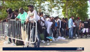 Paris: les migrants de La Chapelle se cherchent un avenir