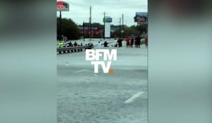 Houston : il est secouru de son véhicule grâce à une longue chaîne humaine