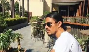 Salt Bae découpe la viande sans la regarder... La classe!