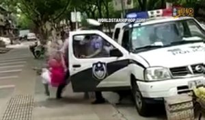 (Choc) Un policier chinois jette au sol une femme qui porte un bébé