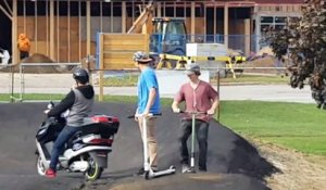 Un jeune vient rouler en scooter dans un BMX Park et ça tourne mal...