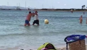 Un touriste dort dans un bateau