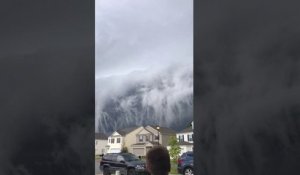 Des nuages en forme de tsunami