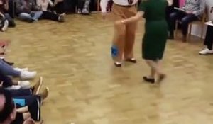 Ce couple de seniors fougueux met le feu à la piste de danse