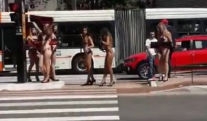 Un automobiliste se fait un peu trop distraire par des femmes en bikini sur le bord de la route (Brésil)