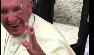 Accident de Papamobile : le Pape François, blessé, garde le sens de l'humour