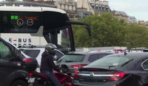 Des camions de forains bloquent la Place de l'Etoile à Paris