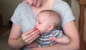 Ce bébé ne décroche pas de la pastèque qu'il goûte pour la première fois