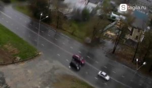 L'aquaplaning d'une voiture se termine dans un arbre.. Gros choc !