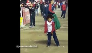 Ce gamin danse comme Michael Jackson en plein match de football !
