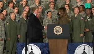 Cette étrange poignée de main entre Donald et Melania Trump n'est pas passée inaperçue