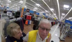 Ce vieux vendeur agresse un client qui se balade avec son vélo dans le supermarché !
