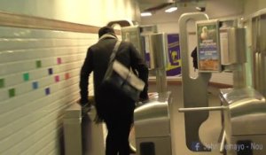 Il grille des gens qui fraudent dans le métro... Leur réaction est mythique! Caméra cachée énorme