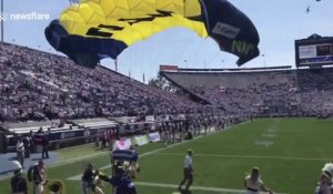 Ce parachutiste atterrit dans le mur des tribunes d'un match de Football Américain à l'Université d'Utah !