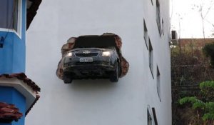 Mais comment cette voiture se retrouve encastrée dans le mur ?